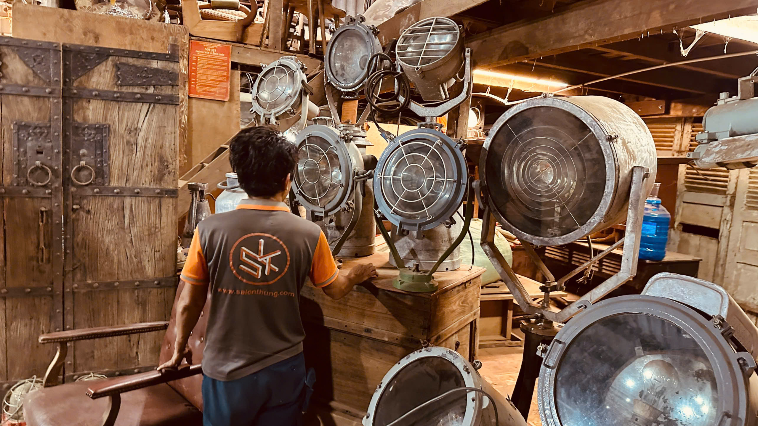 Bộ Đèn Chiếu Phim Cổ & Đèn Tàu Thủy Inox Thùng Đồng Sẵn Có