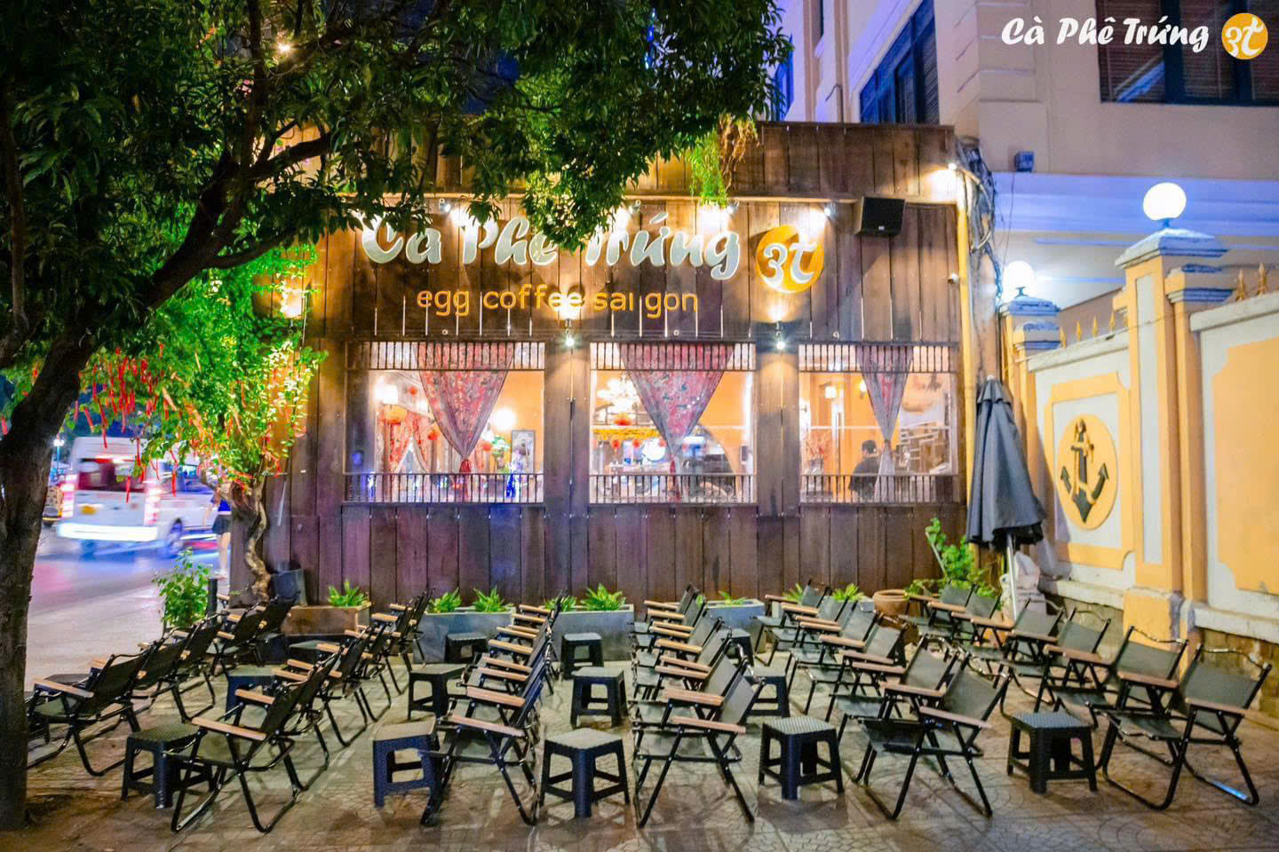 Thi công mặt tiền gỗ Cà Phê Trứng 3T Saigon hoài cổ lung linh ban đêm - Salonthung