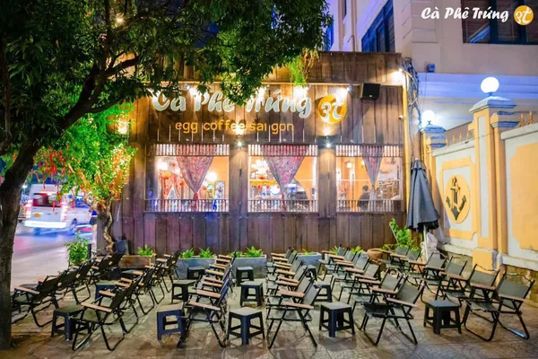 Thi công mặt tiền gỗ Cà Phê Trứng 3T Saigon hoài cổ lung linh ban đêm - Salonthung
