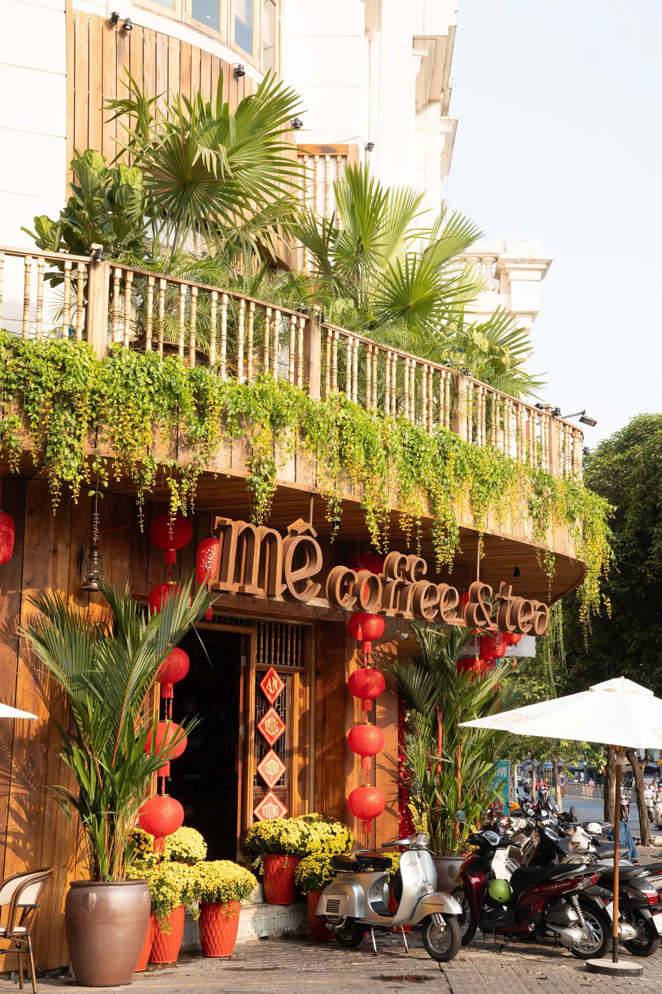 Thi công mặt tiền ốp gỗ và quầy bar gỗ Mê Coffee and Tea - Salonthung