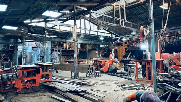Thành phẩm bàn ghế gỗ hoàn thiện sẵn sàng xuất xưởng