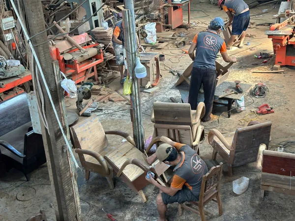 Thợ mộc kiểm tra tỉ mỉ khớp nối mộng gỗ tại xưởng Salonthung